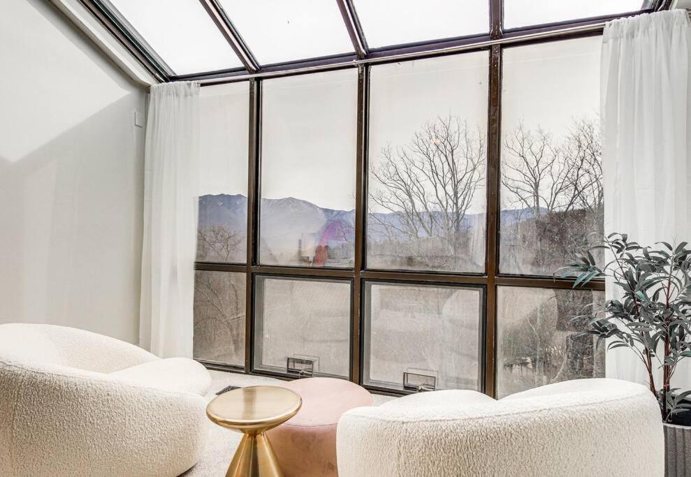 Lux Retro Getaway W/ Ober & Smoky Mtn Views! Βίλα Gatlinburg Εξωτερικό φωτογραφία