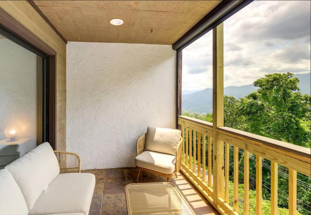 Lux Retro Getaway W/ Ober & Smoky Mtn Views! Βίλα Gatlinburg Εξωτερικό φωτογραφία