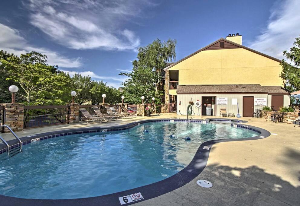 Lux Retro Getaway W/ Ober & Smoky Mtn Views! Βίλα Gatlinburg Εξωτερικό φωτογραφία