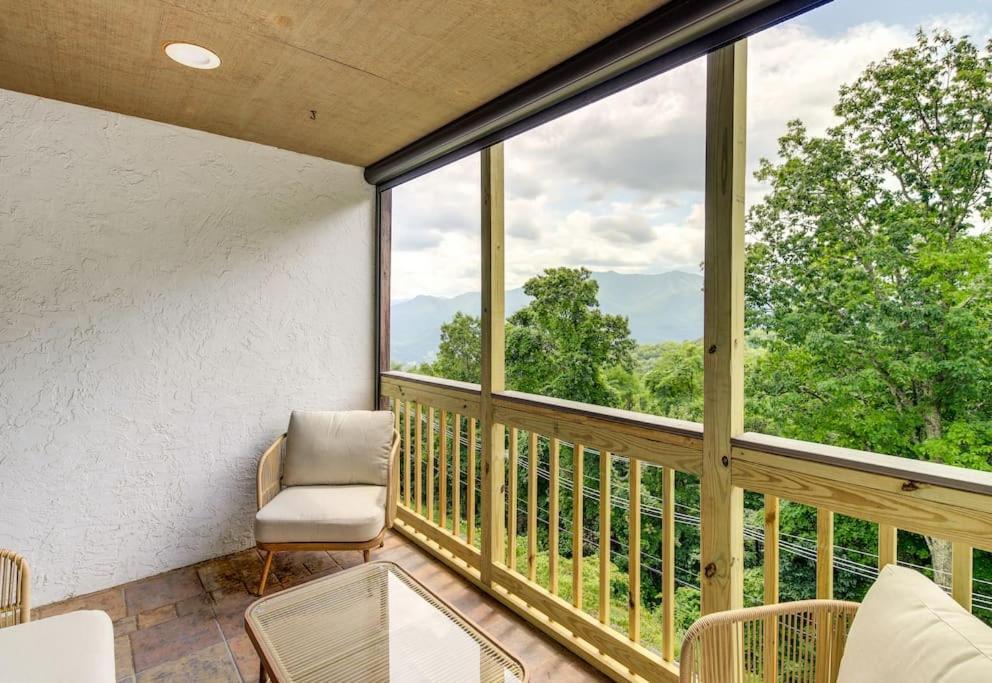 Lux Retro Getaway W/ Ober & Smoky Mtn Views! Βίλα Gatlinburg Εξωτερικό φωτογραφία