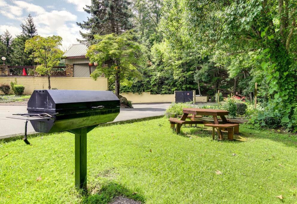 Lux Retro Getaway W/ Ober & Smoky Mtn Views! Βίλα Gatlinburg Εξωτερικό φωτογραφία