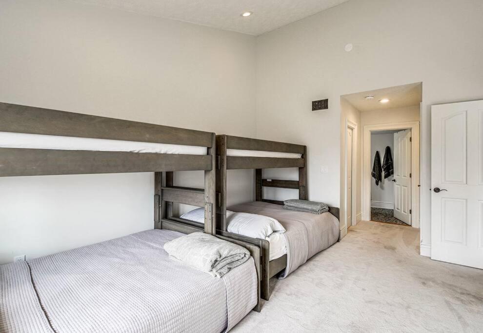 Lux Retro Getaway W/ Ober & Smoky Mtn Views! Βίλα Gatlinburg Εξωτερικό φωτογραφία