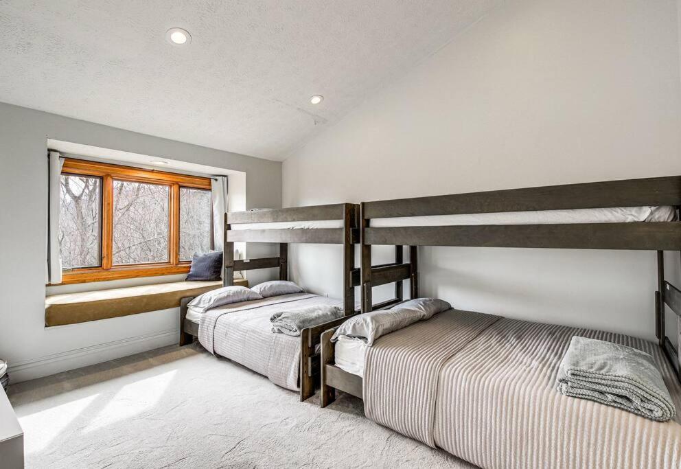 Lux Retro Getaway W/ Ober & Smoky Mtn Views! Βίλα Gatlinburg Εξωτερικό φωτογραφία