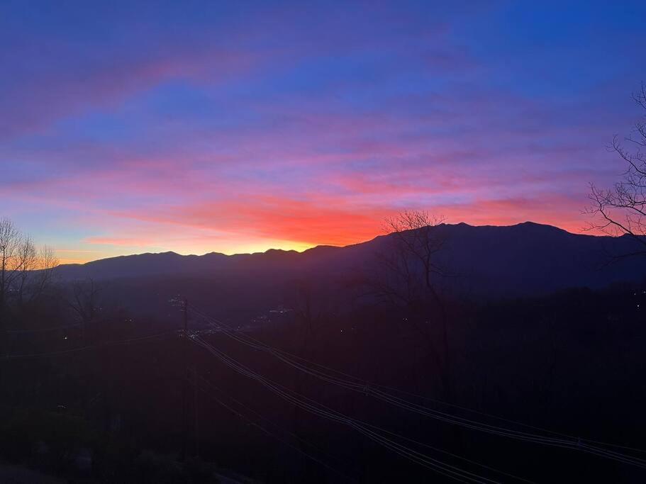 Lux Retro Getaway W/ Ober & Smoky Mtn Views! Βίλα Gatlinburg Εξωτερικό φωτογραφία