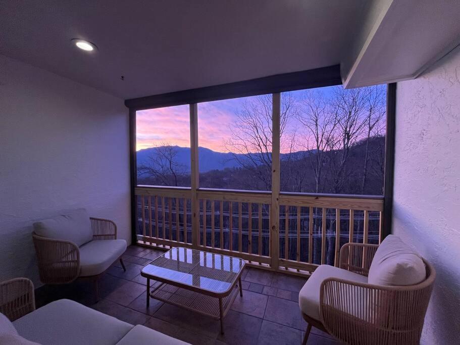 Lux Retro Getaway W/ Ober & Smoky Mtn Views! Βίλα Gatlinburg Εξωτερικό φωτογραφία