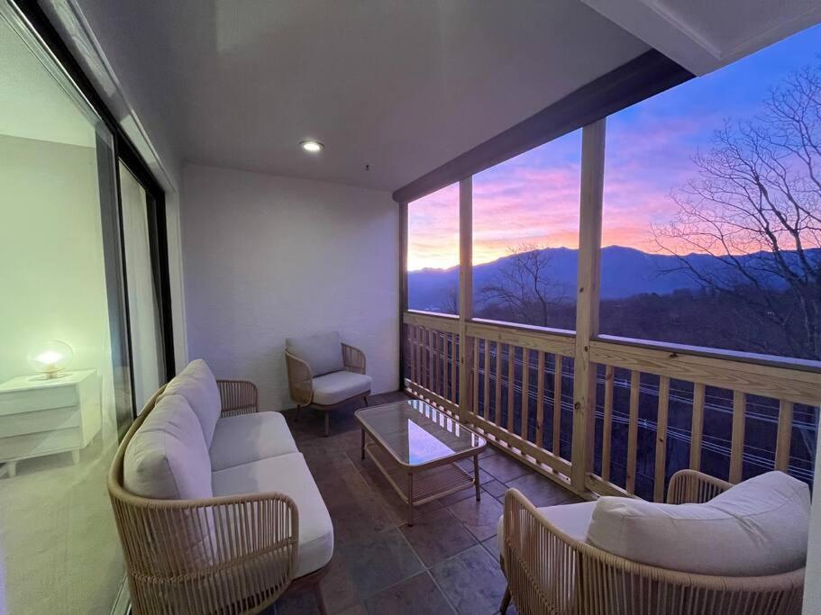 Lux Retro Getaway W/ Ober & Smoky Mtn Views! Βίλα Gatlinburg Εξωτερικό φωτογραφία