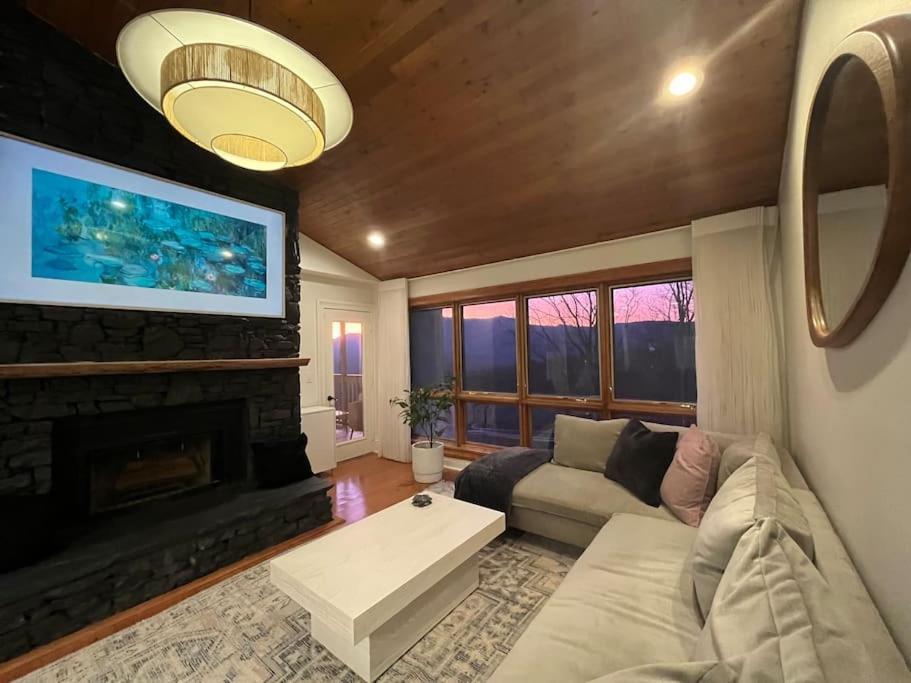 Lux Retro Getaway W/ Ober & Smoky Mtn Views! Βίλα Gatlinburg Εξωτερικό φωτογραφία