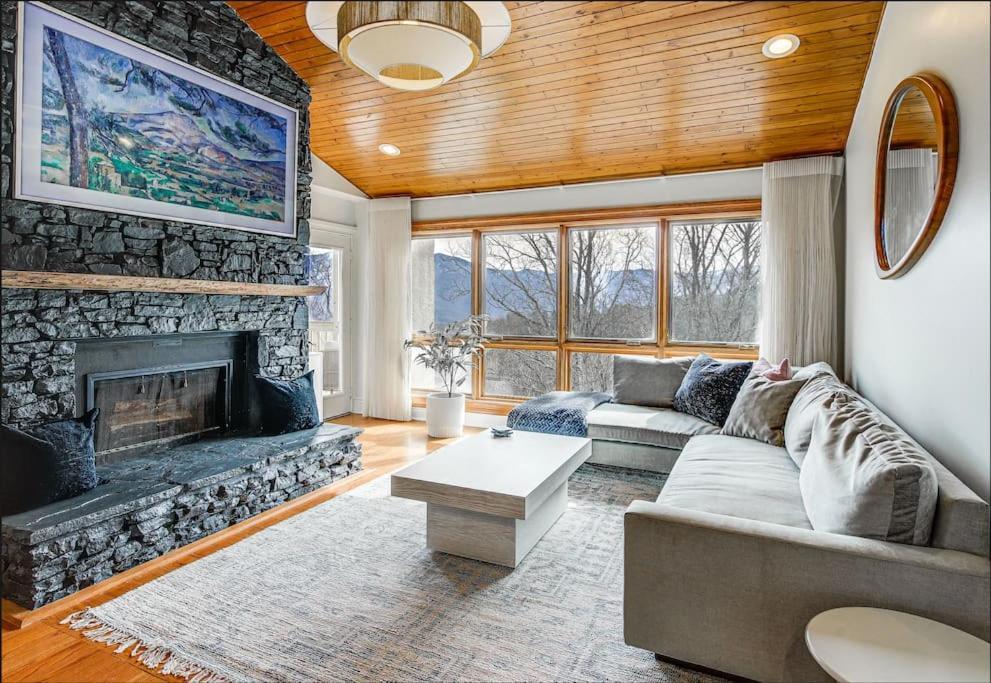 Lux Retro Getaway W/ Ober & Smoky Mtn Views! Βίλα Gatlinburg Εξωτερικό φωτογραφία