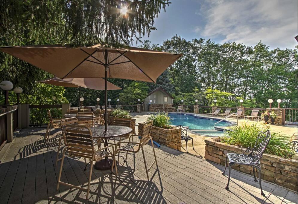 Lux Retro Getaway W/ Ober & Smoky Mtn Views! Βίλα Gatlinburg Εξωτερικό φωτογραφία