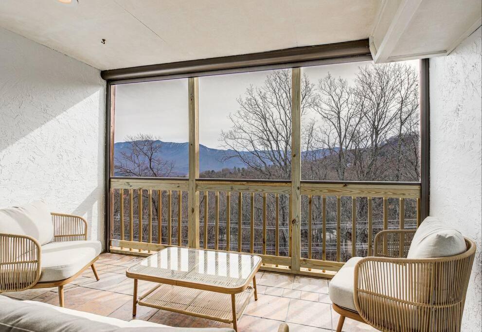 Lux Retro Getaway W/ Ober & Smoky Mtn Views! Βίλα Gatlinburg Εξωτερικό φωτογραφία